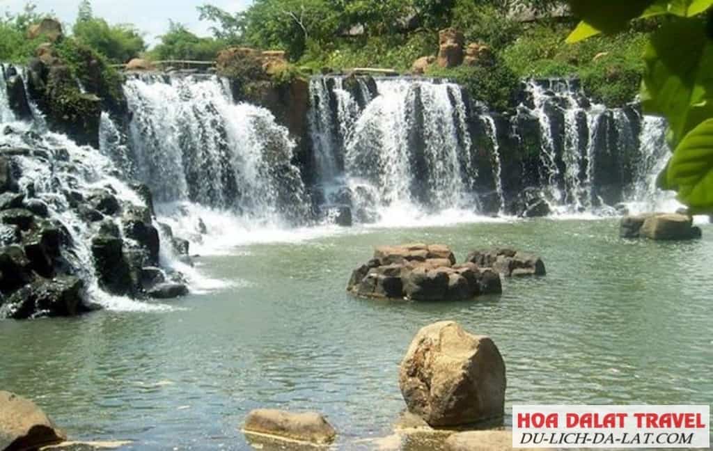 Khung cảnh thác thanh bình