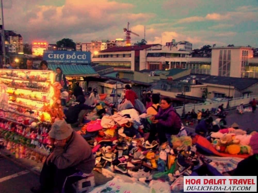 Mua sắm tại chợ đồ si