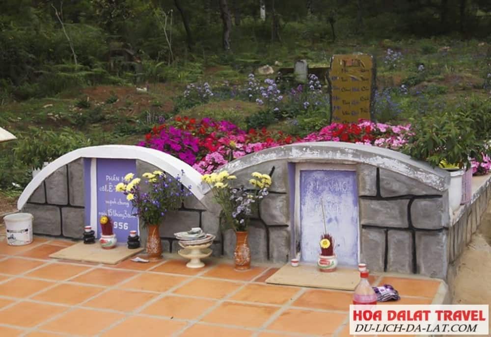 Ngôi mộ đôi thể hiện một tình yêu chung thuỷ ở đồi thông