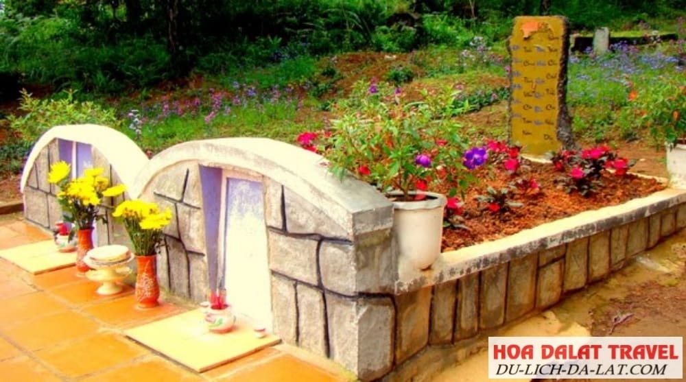 Sự tích đau buồn Đồi thông hai mộ