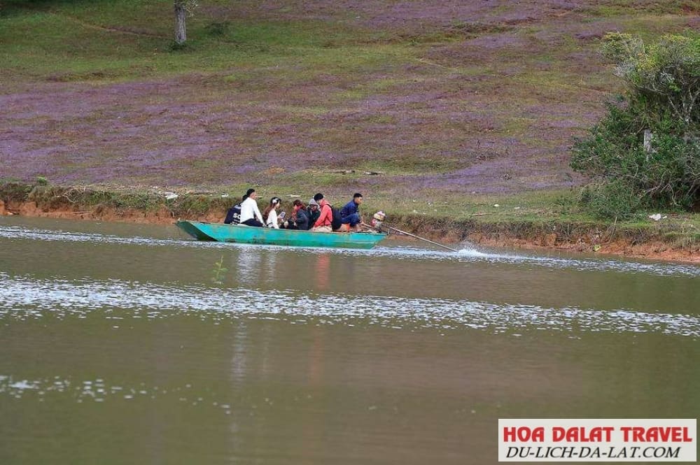 Đi thuyền tại Hồ Suối Vàng