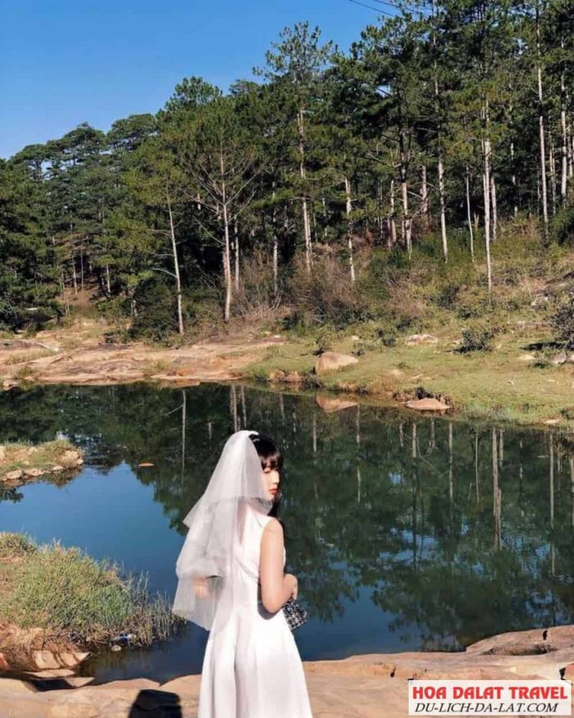 Hồ nước là điểm nhấn nổi bật khi sở hữu màu xanh ngọc bích