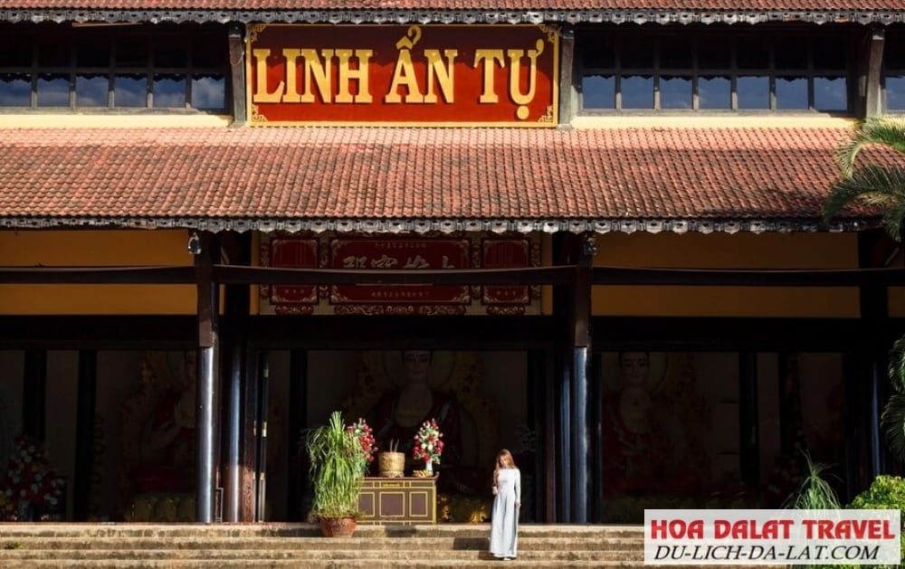 Không gian thờ tự của chánh điện rất linh thiêng