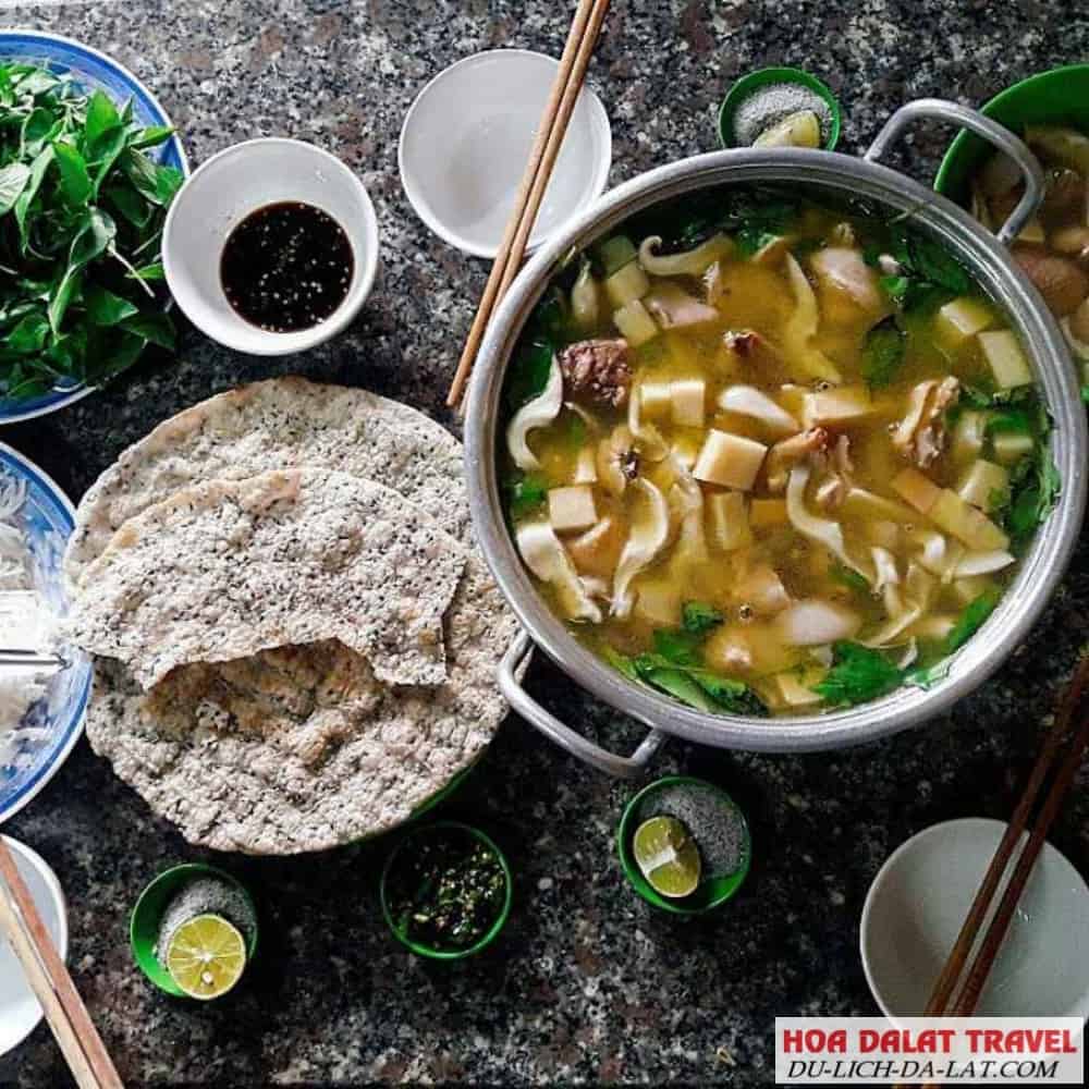 Lẩu Gà Lá É