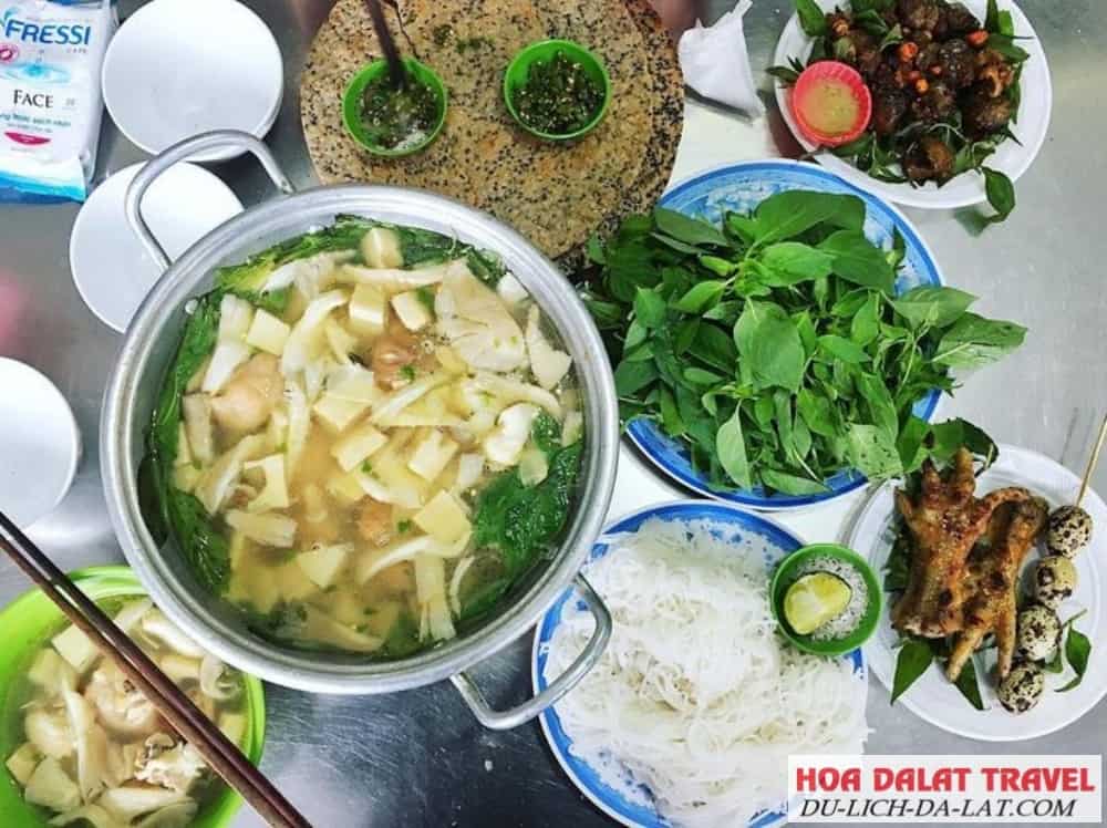 Ngoài lẩu bò, lẩu gà lá é quán Hạnh cũng rất ngon