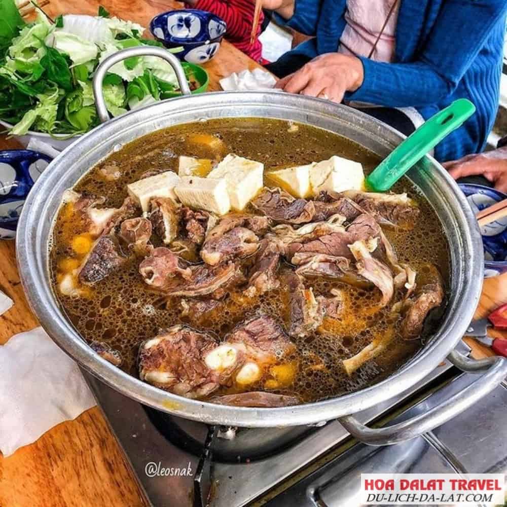 Nồi lẩu bò đầy ấp thịt