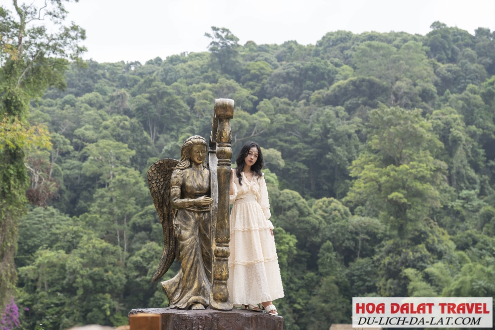 cảnh vật xung quanh rất đẹp và thơ mộng