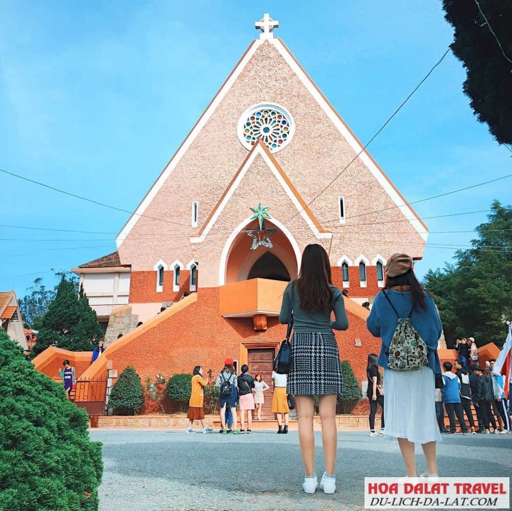 Du khách nên ghé thăm nhà thờ Domaine