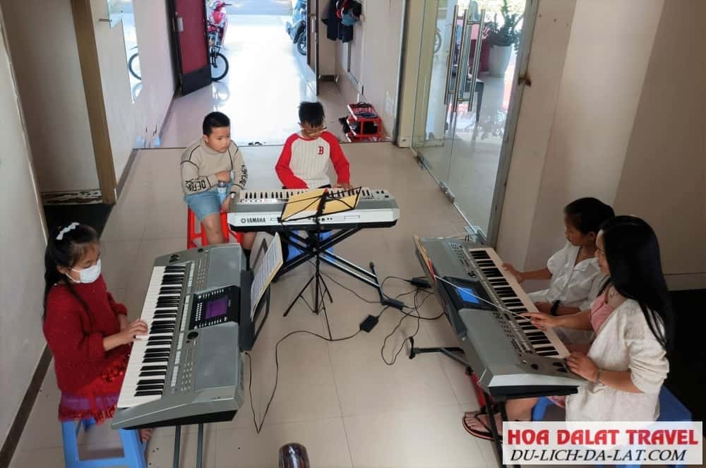 Học đàn piano ở Lớp nhạc Mimosa