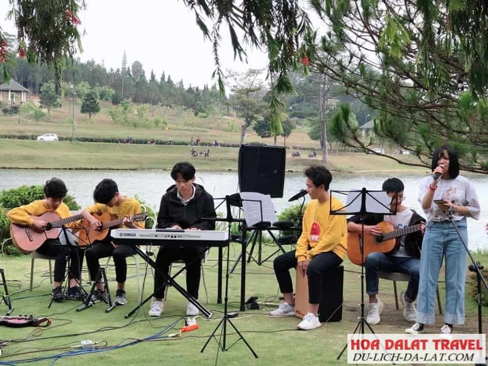 Lớp Nhạc 17 Thi Sách