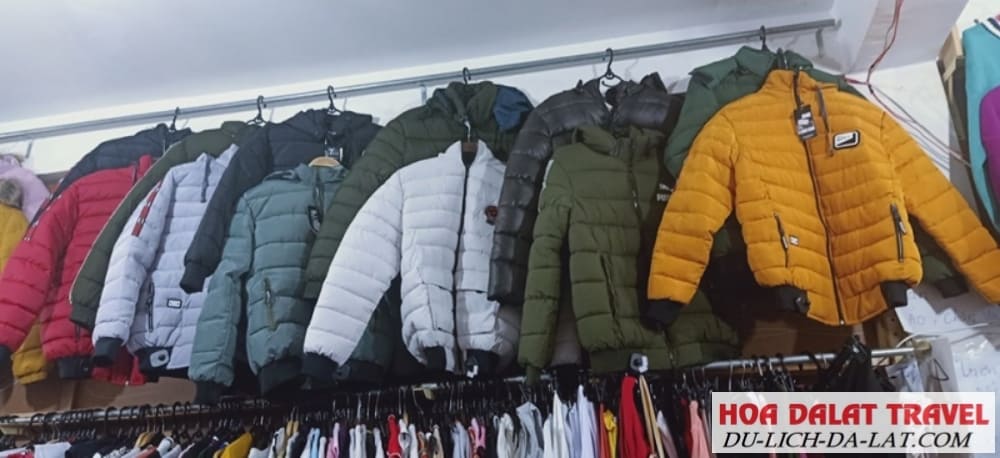 Tại shop có rất nhiều mẫu áo khoác, áo phao mới