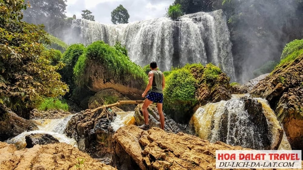 Du khách trẻ rất thích ghé đến thác Voi