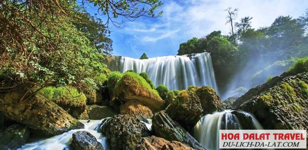 Phía dưới chân thác Voi có những tảng đá