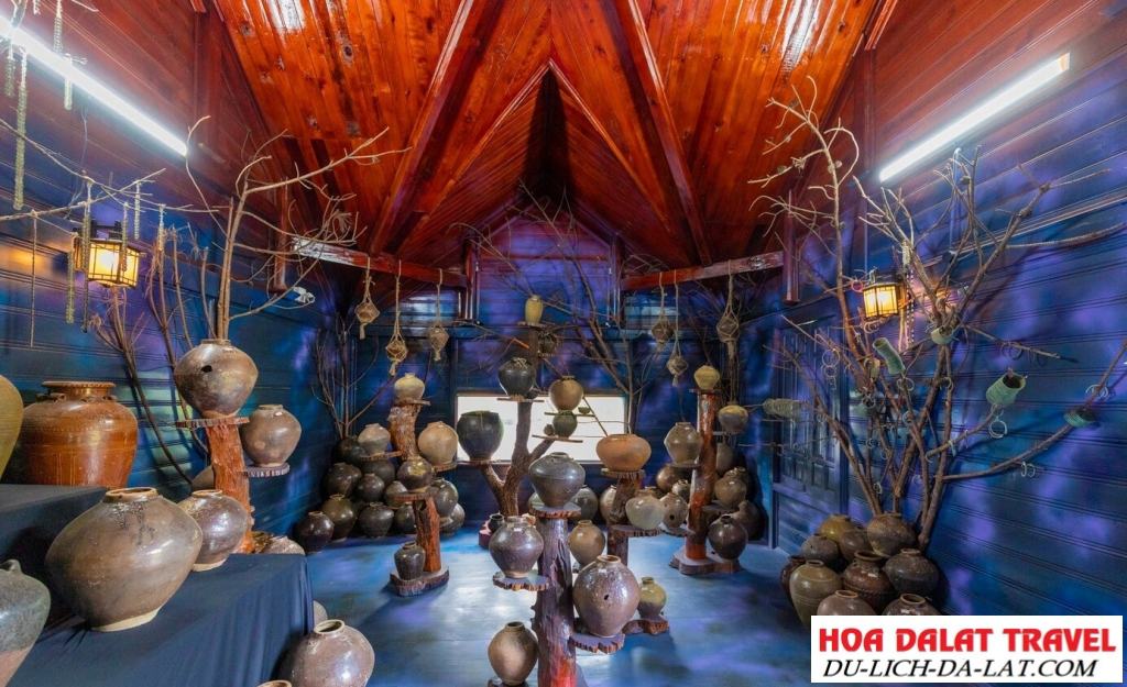 Hàng loạt những kỷ vật cổ được sưu tầm