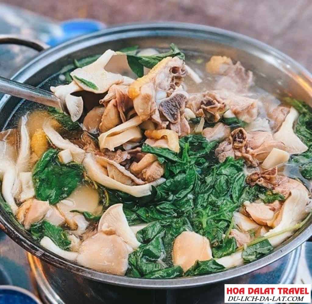 Lẩu gà lá é ở quán 28 Hải Thượng Đà Lạt vừa ngon vừa rẻ