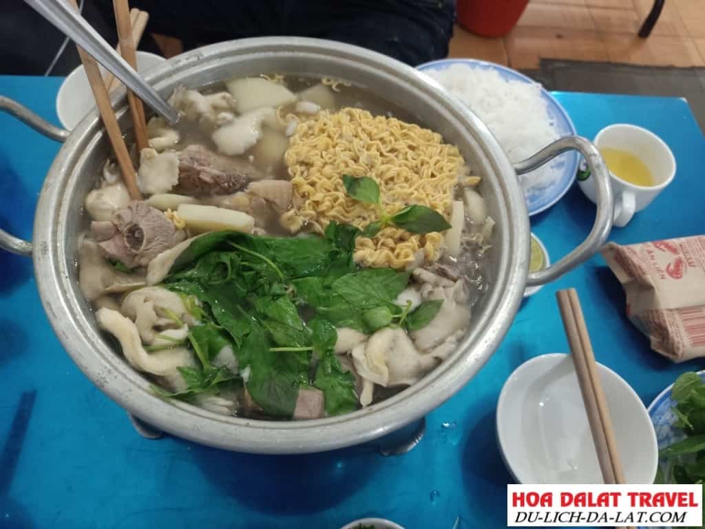Ngồi quây quần bên nồi lẩu gà é cùng bạn bè thật tuyệt