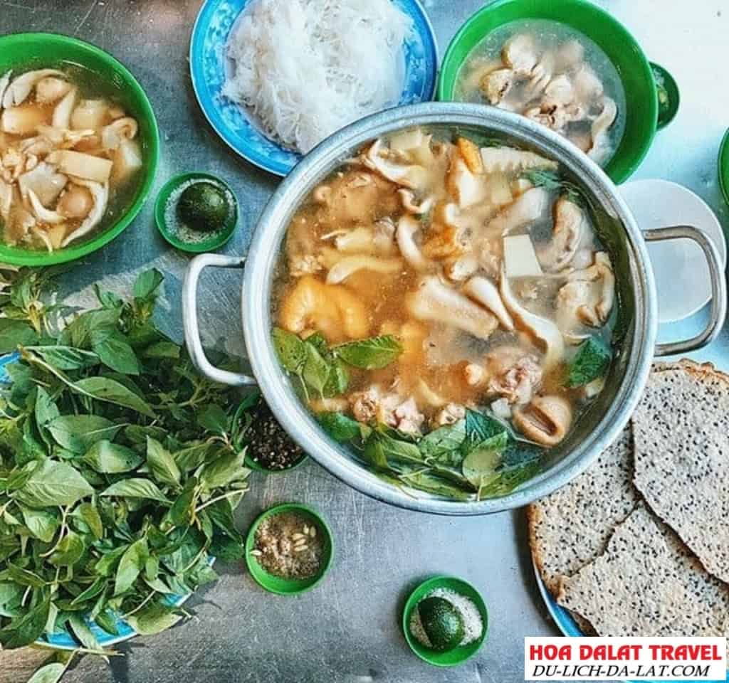 Nước lẩu ngon đặc trưng của lẩu gà lá é 28 Hải Thượng