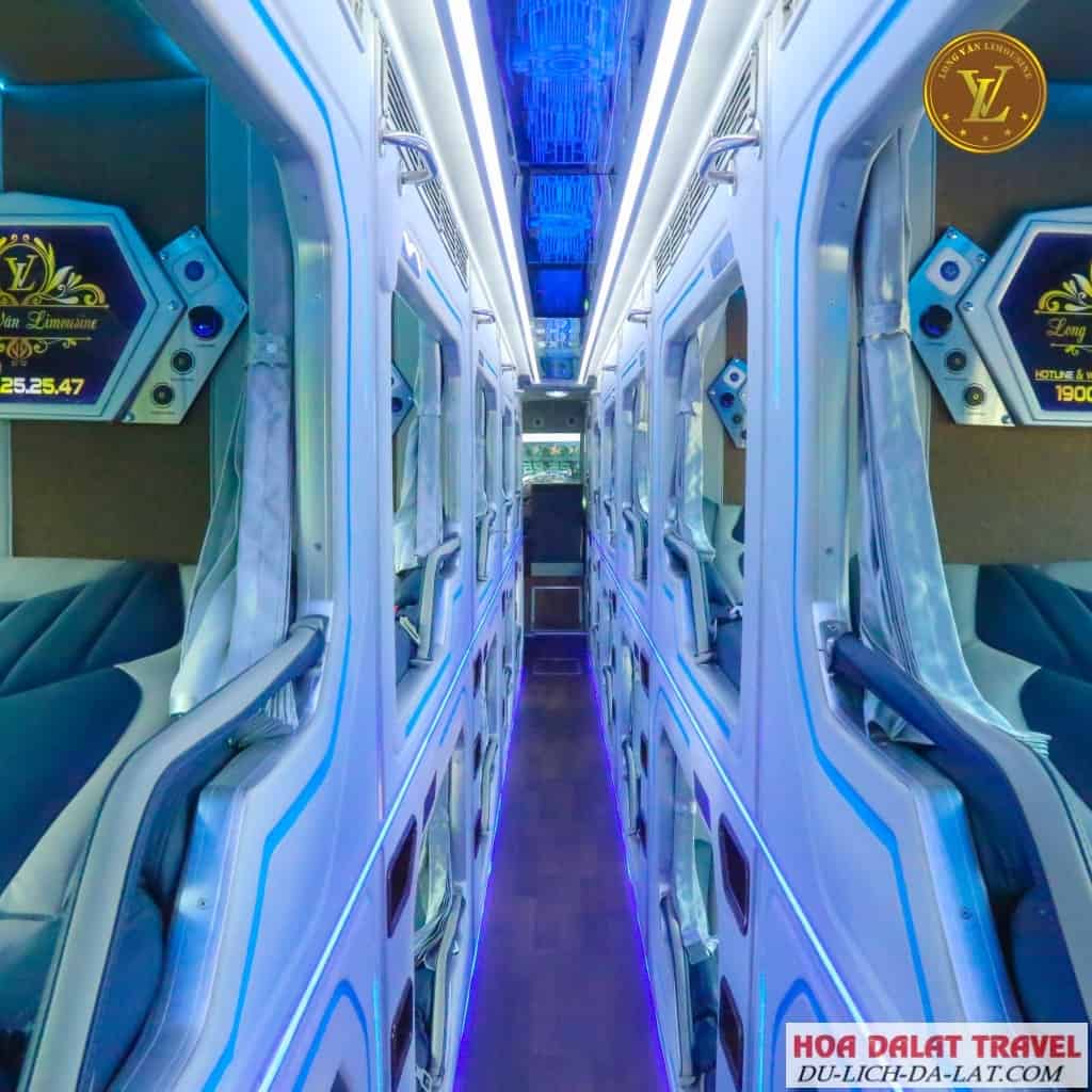 Bên trong xe Long Vân
