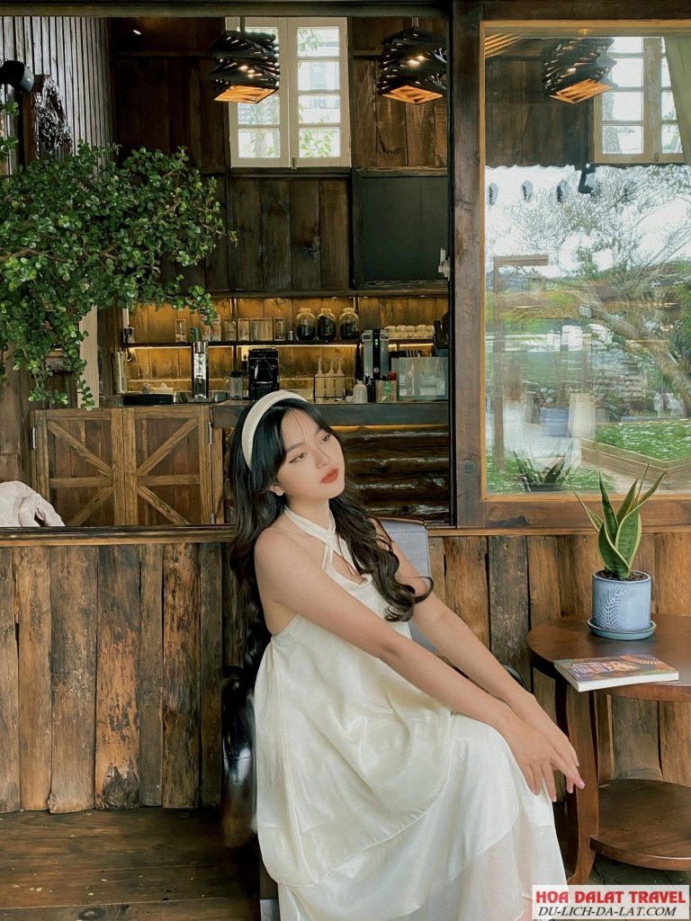 Tiệm cafe như một studio để chụp hình