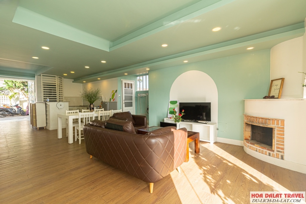 Khu vực bếp ở Villa Hằng Nga khá rộng rãi, thoáng đãng, với đầy đủ các dụng cụ