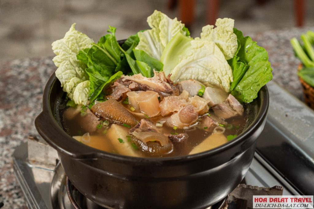Nhiều thực khách lặn lội đường xa đến đây tìm lẩu bò mà ăn cho thỏa cơn thèm