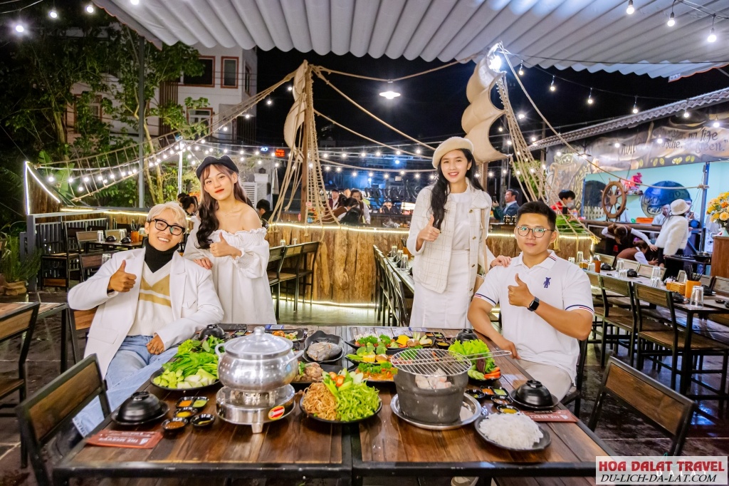Trên “boong thuyền” quây quần bên nhau thưởng thức bữa tiệc lẩu nướng ngon lành