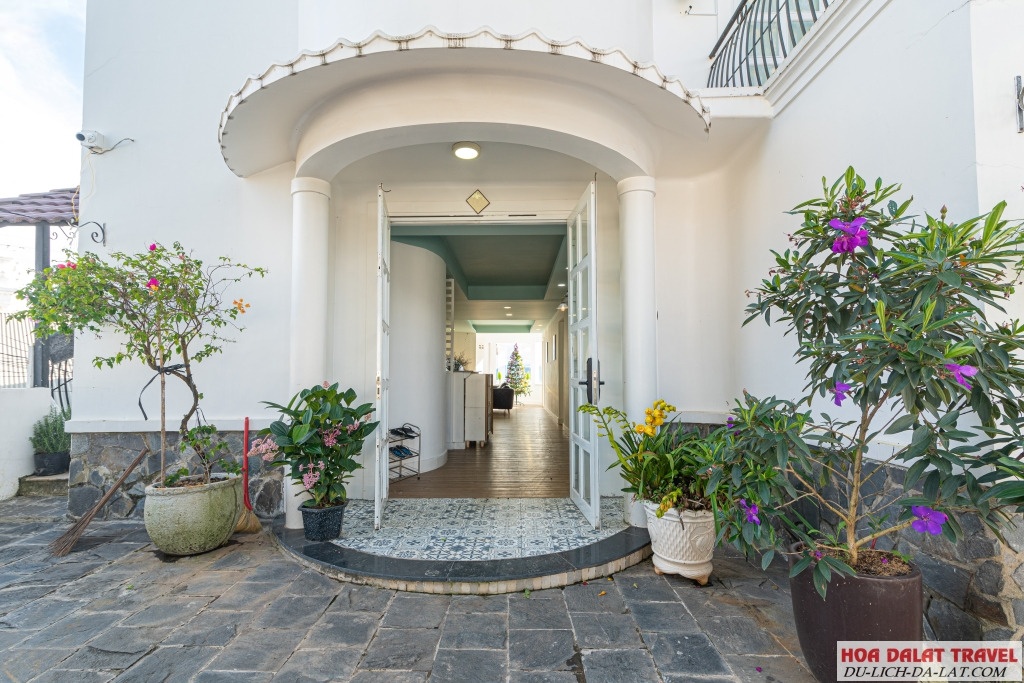 Villa 23 Yên Thế nằm trong cụm villa đầy an ninh