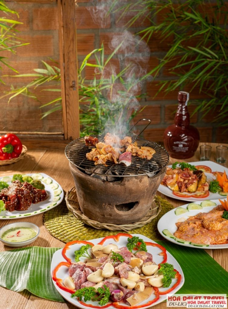 Bữa tối ở Đà Lạt chỉ có lẩu với nướng mới làm người ta thấy thỏa mãn và ấm áp
