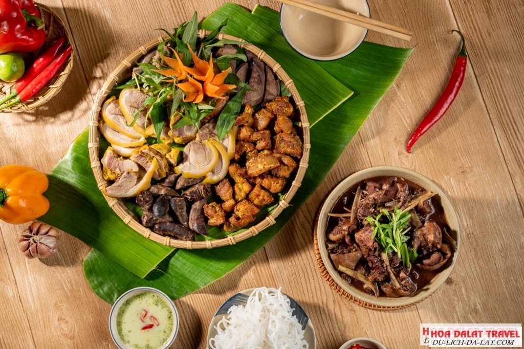 Đủ các món ăn từ trên rừng đến dưới biển