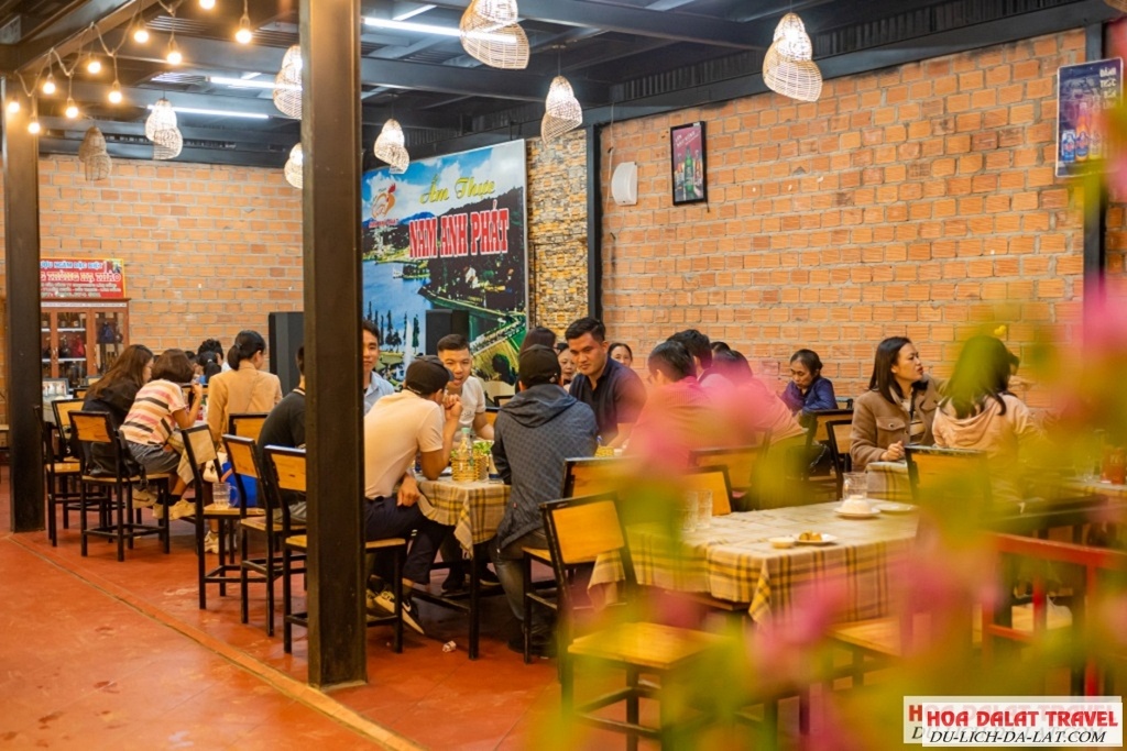 Dùng bữa trong một không gian ấm cúng, giản dị