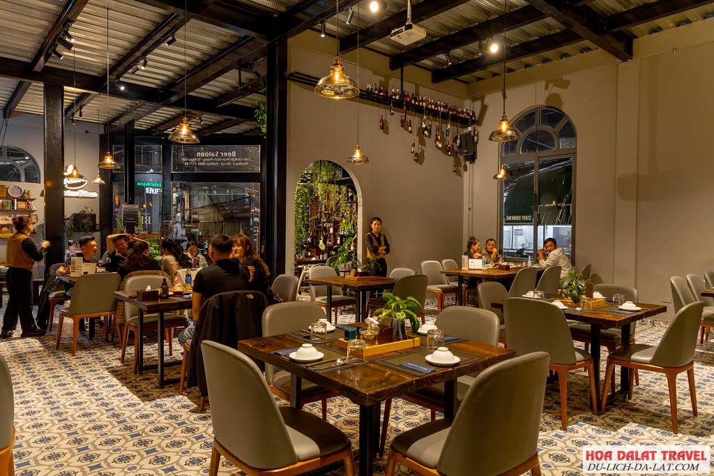 Không gian tại Nhà hàng Beer Saloon Đà Lạt