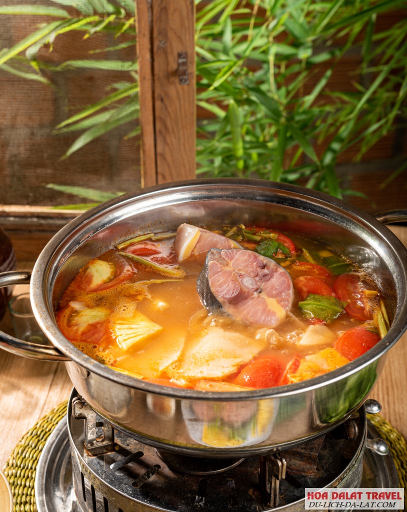 Lẩu cá Tầm ở quán có vị nước lẩu chua chua, ngọt ngọt, cay cay
