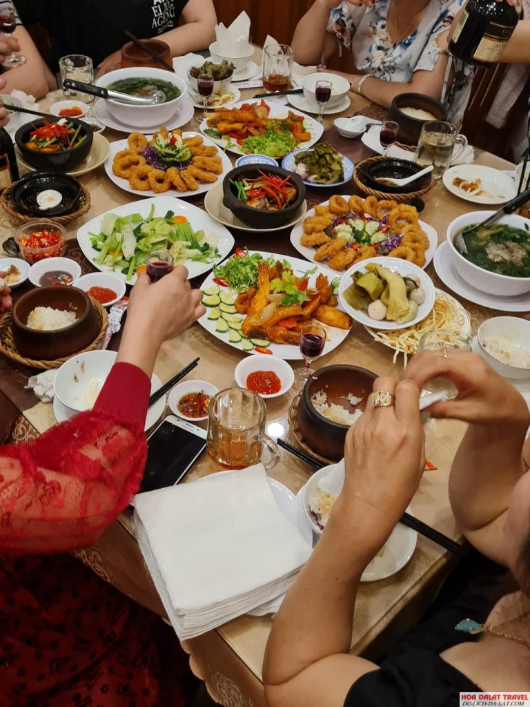 Nhà hàng cơm niêu Việt Nam