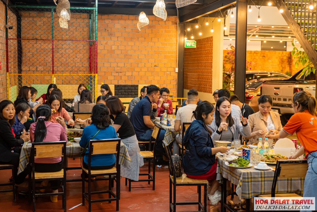 Quán có không gian rộng rãi , thoáng mát, bày trí tinh tế, sạch sẽ