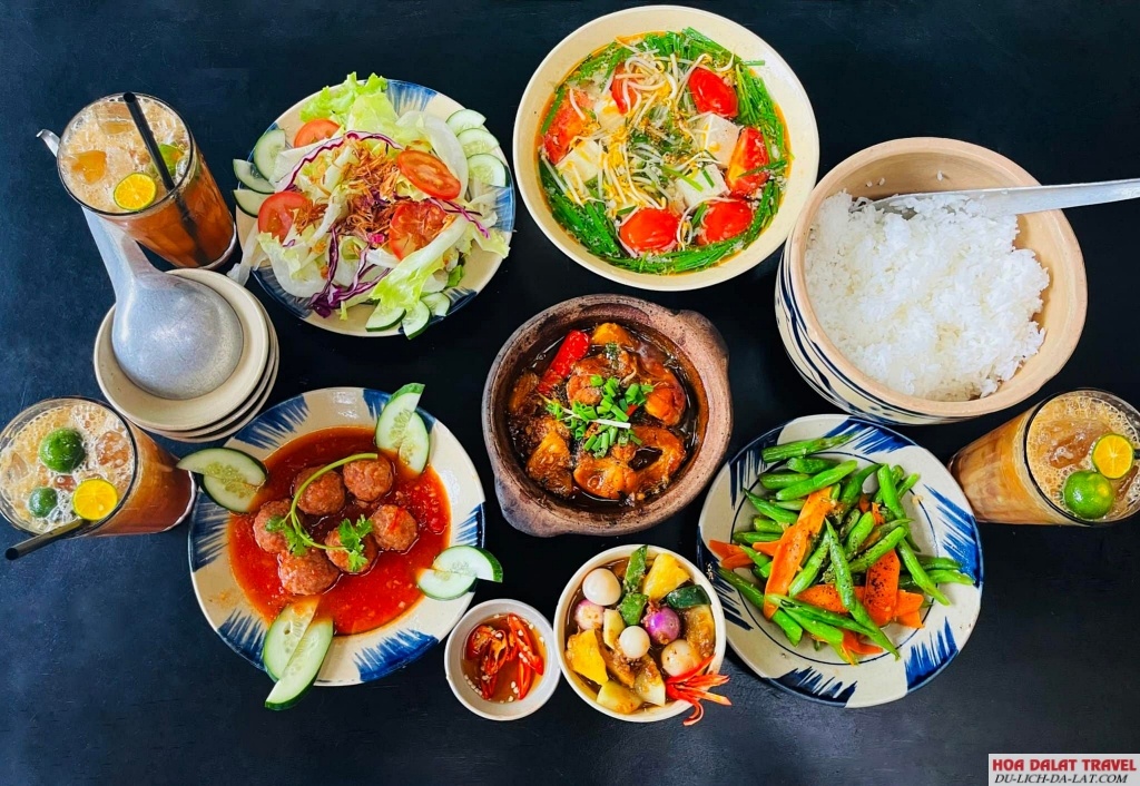 Tiệm cơm Hồi Nớ