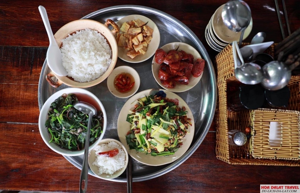 Tiệm cơm Nhà Xưa