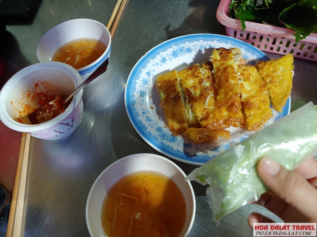 Bánh xèo Quê Hương có phần vỏ bánh thơm, giòn, dày