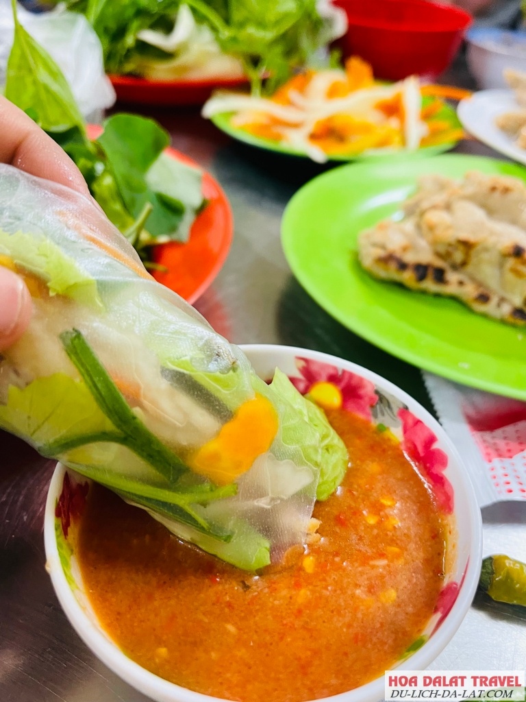 Bánh xèo có phần vỏ giòn rụm, vàng đều