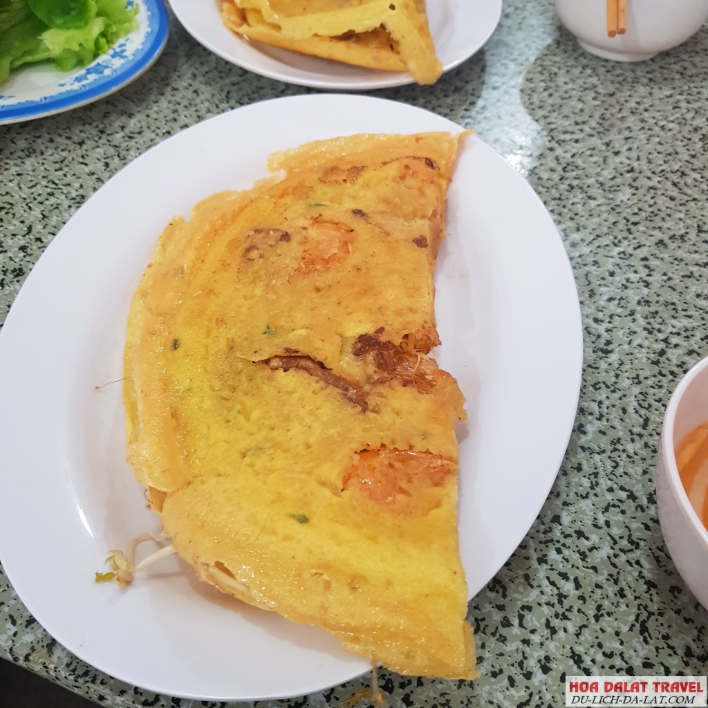 Bánh xèo được chủ quán làm khá đẹp mắt, to, vàng ươm