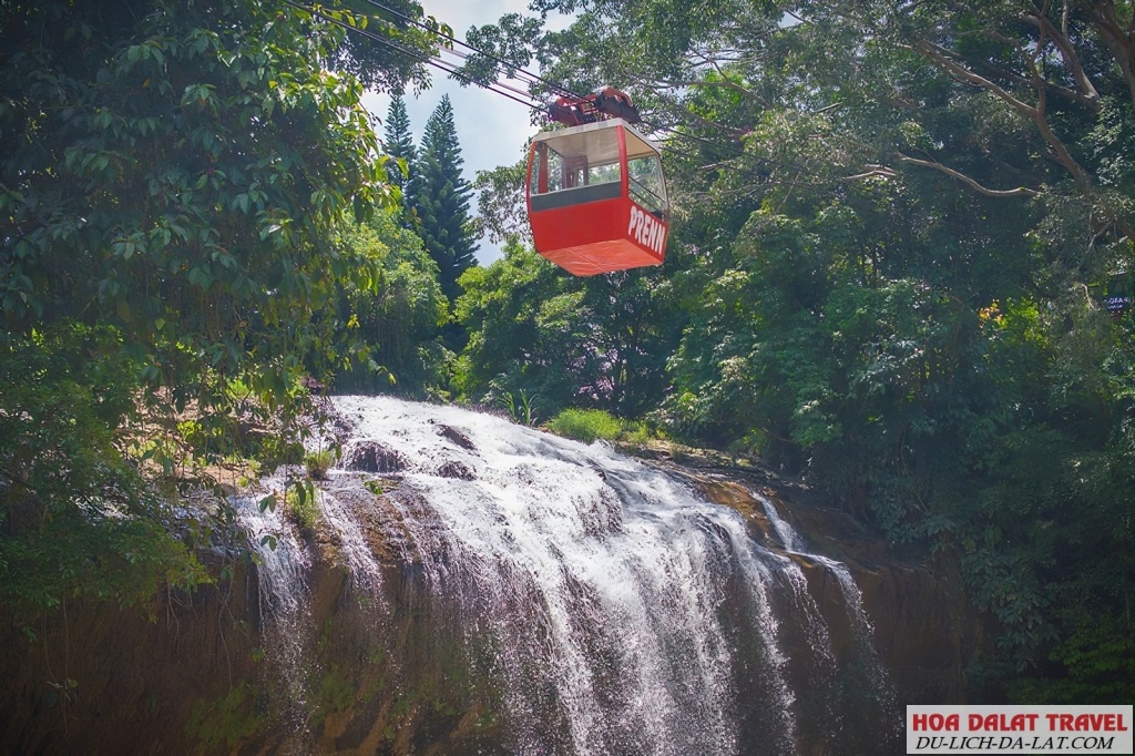 Đi cáp treo ngắm cảnh từ trên cao
