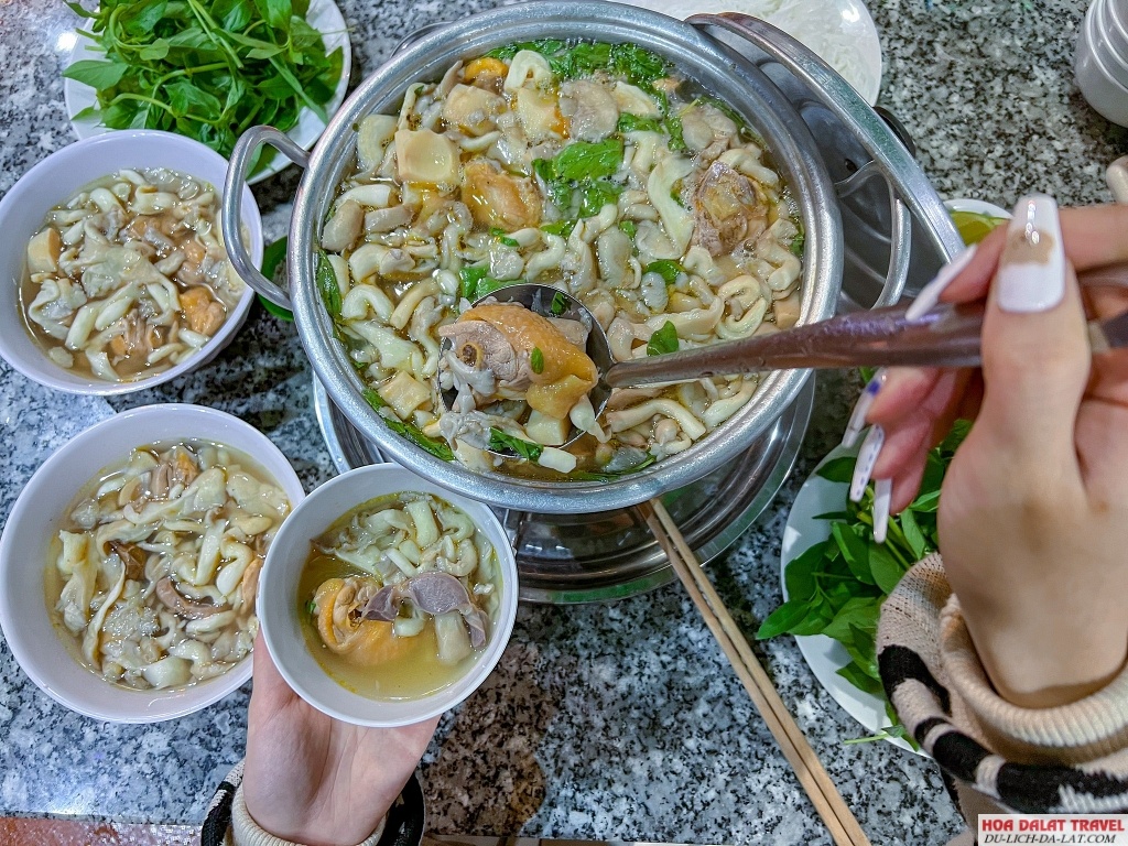 Lẩu gà lá é Đà Lạt