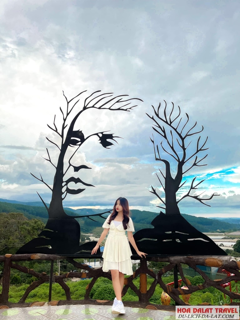 Quán có view ngắm đồi núi, thung lũng nhà lồng