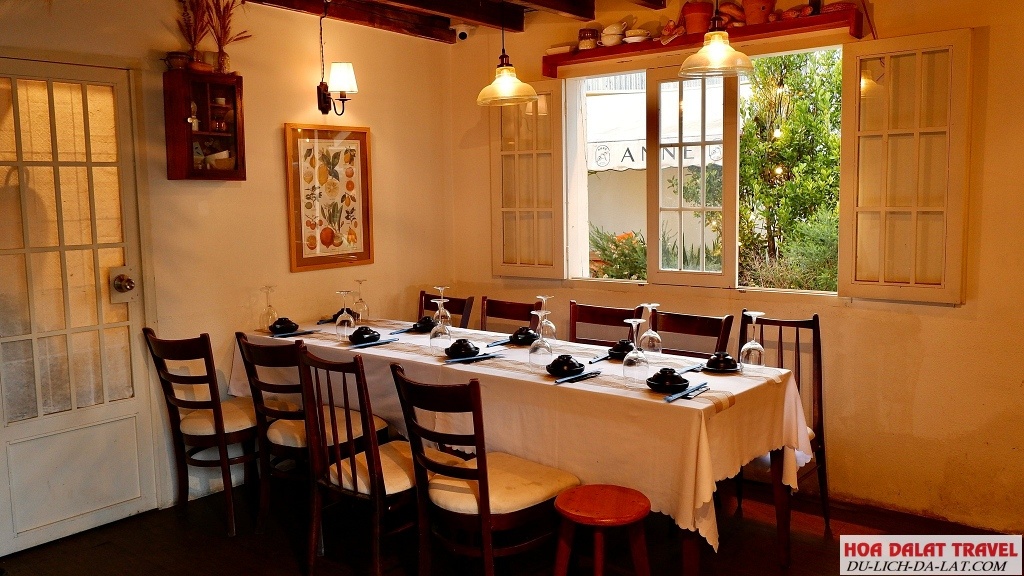 Tiệm gà dưới tán hồng Đà Lạt