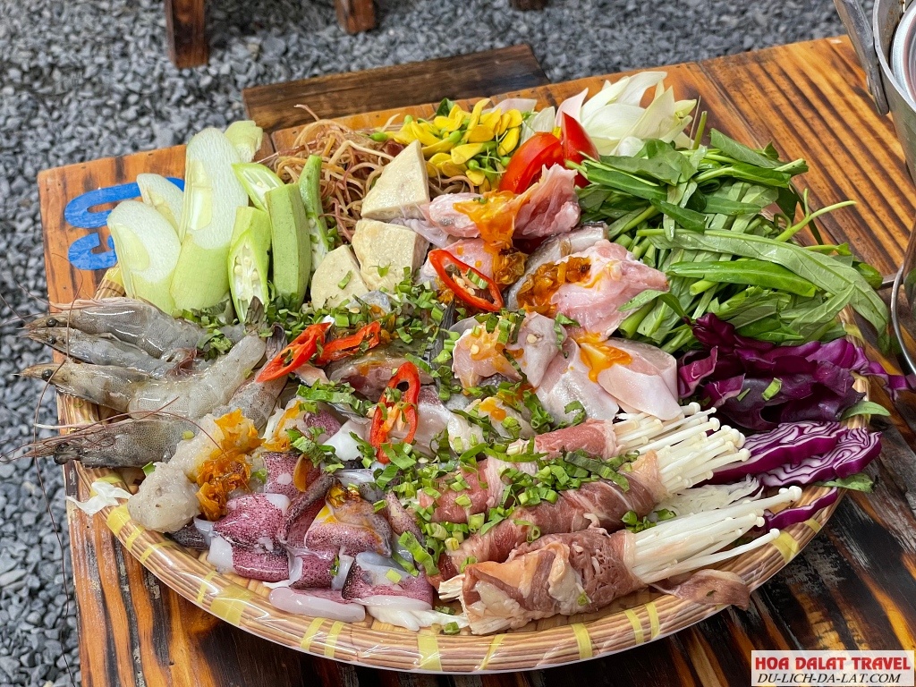 Tiệm lẩu nướng màu vàng Đà Lạt