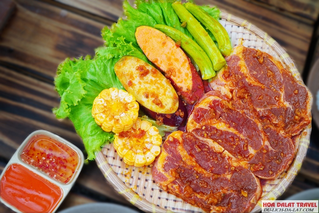 Tiệm lẩu nướng màu vàng