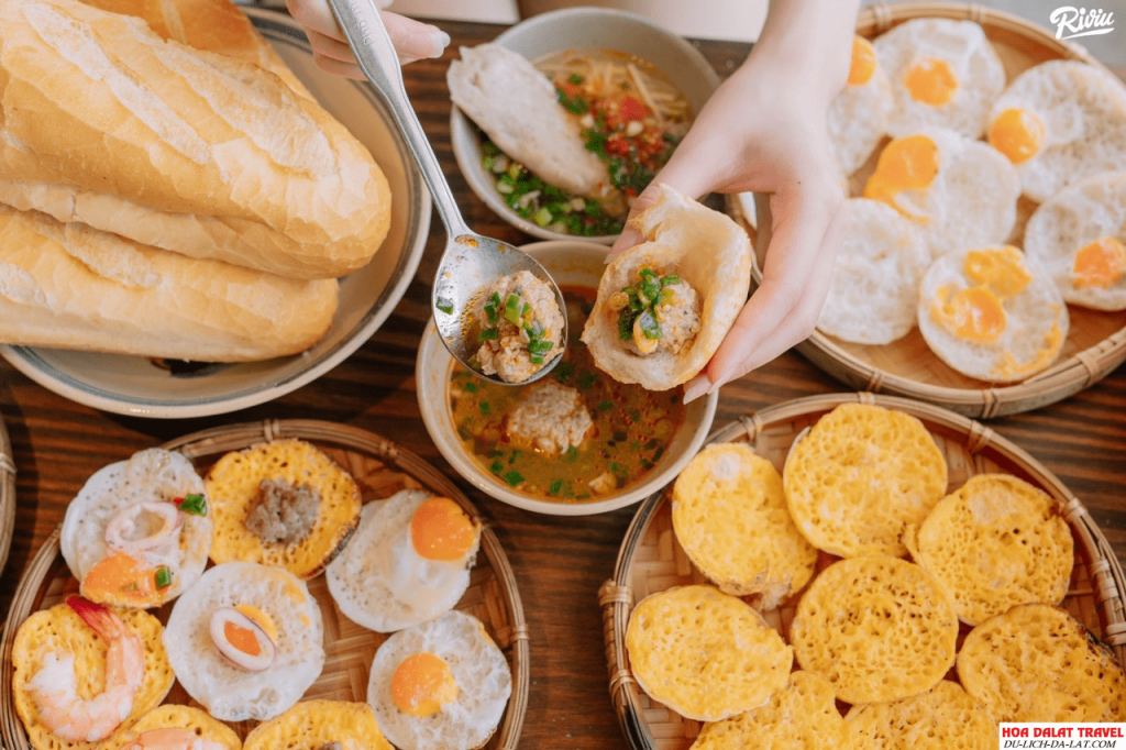 Bánh mì xíu mại tiệm ăn Bếp Đà Lạt