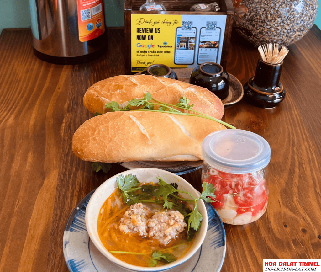 bánh mì xíu mại tiệm ăn Phố Đà Lạt