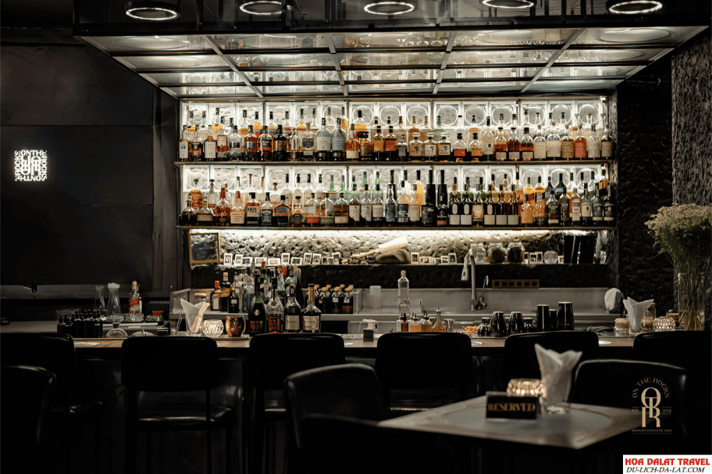 Quán Bar On The Rocks Cocktail
