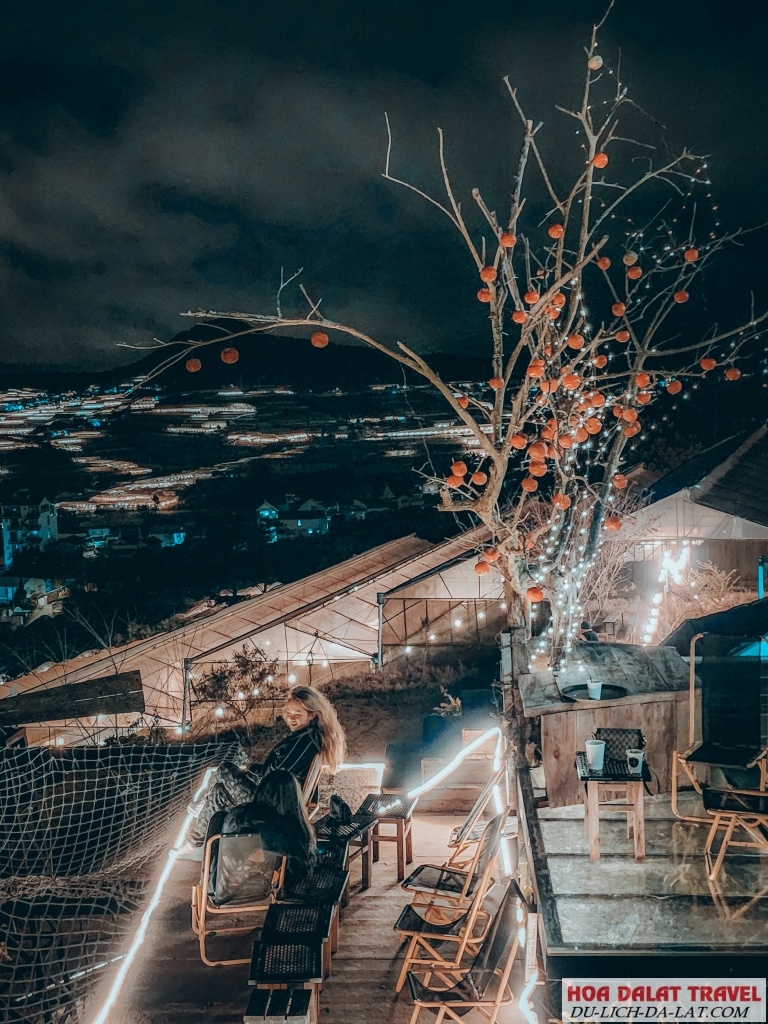 Cây cầu bằng kính lơ lửng giữa mây trời