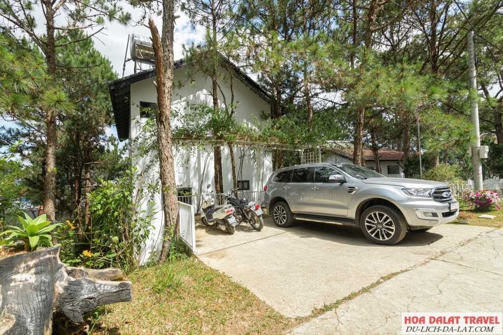 Khu vực để xe rộng rãi ở Villa 2.4